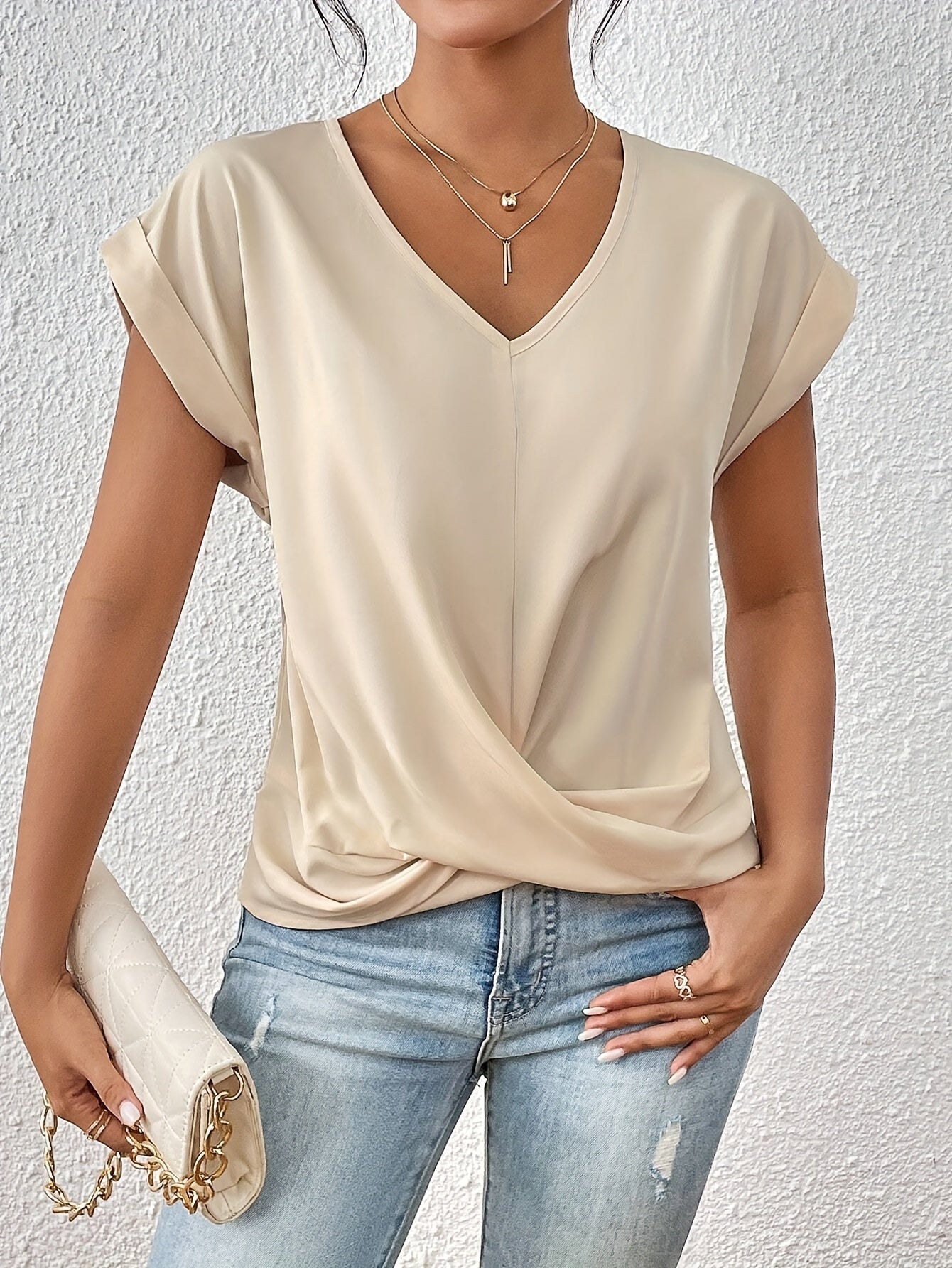 Sarah - Relaxed V-Neck Twist Top
