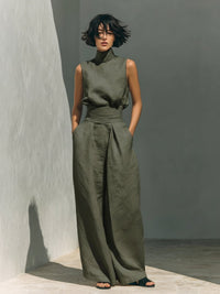 Women's minimalist set with sleeveless blouse and wide-leg pants Detail