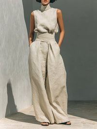 Women's minimalist set with sleeveless blouse and wide-leg pants Front